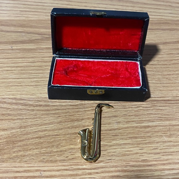 ❤️ Saxophone Musical Instrument Pin - Picture 4 of 6